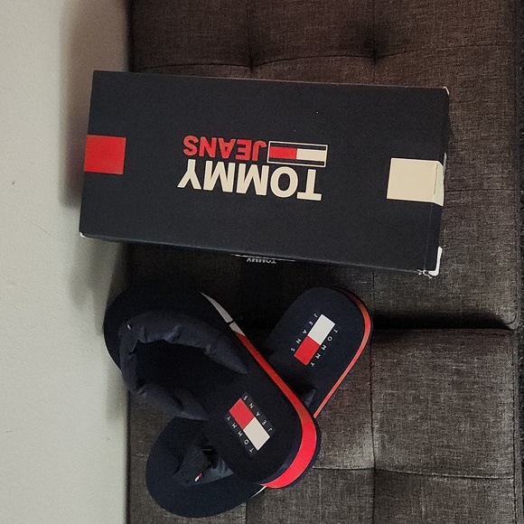 Tommy Hilfiger size 9 & 10 Blue thong sandals. - Picture 4 of 5